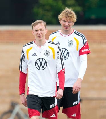 Maximilian Beier Germany, 14 and Nick Woltemade Germany, 11 in front of the official team photo USA, German national soccer team, training, Winston Salem, 10 06 2026 USA, German national soccer team, training, Winston Salem, 10 06 2026 Winston Salem Copyright: xEibner-Pressefoto ScottxColemanx EP_SCN