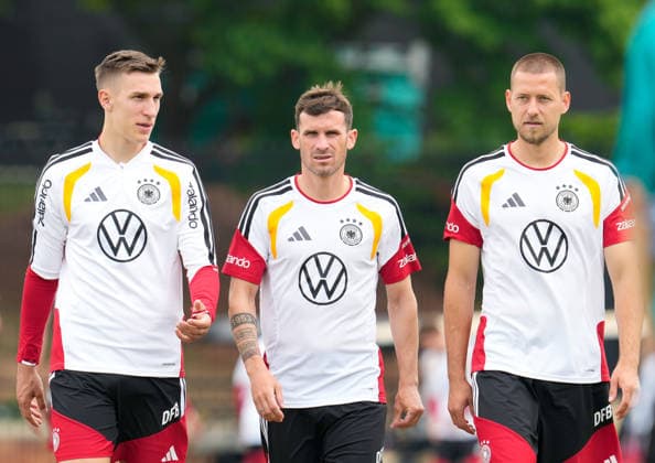 Nico Schlotterbeck Germany, 15 , Pascal Gross Germany, 13 , and Waldemar Anton Germany, 3 in front of the official team photo USA, German national soccer team, training, Winston Salem, 10 06 2026 USA, German national soccer team, training, Winston Salem, 10 06 2026 Winston Salem Copyright: xEibner-Pressefoto ScottxColemanx EP_SCN