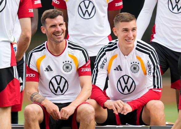 Pascal Gross Germany, 13 and Nico Schlotterbeck Germany, 15 in front of the official team photo USA, German national soccer team, training, Winston Salem, 10 06 2026 USA, German national soccer team, training, Winston Salem, 10 06 2026 Winston Salem Copyright: xEibner-Pressefoto ScottxColemanx EP_SCN