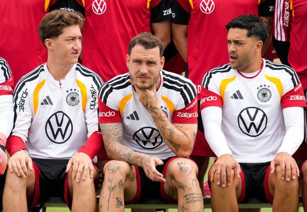 Angelo Stiller Germany, 16 , David Raum Germany, 22 , and Nadiem Amiri Germany, 20 in front of the official team photo USA, German national soccer team, training, Winston Salem, 10 06 2026 USA, German national soccer team, training, Winston Salem, 10 06 2026 Winston Salem Copyright: xEibner-Pressefoto ScottxColemanx EP_SCN