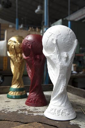 FIFA World Cup, WM, Weltmeisterschaft, Fussball Produzione e realizzazione della Coppa, How it is made, GDE Bertoni, Azione, Action, Primo piano, Close up, Calco in gesso e cera, Plaster and wax cast PRODUZIONE E REALIZZAZIONE DELLA FIFA WORLD CUP