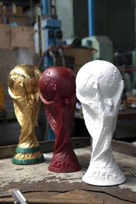 FIFA World Cup, WM, Weltmeisterschaft, Fussball Produzione e realizzazione della Coppa, How it is made, GDE Bertoni, Azione, Action, Primo piano, Close up, Calco in gesso e cera, Plaster and wax cast PRODUZIONE E REALIZZAZIONE DELLA FIFA WORLD CUP