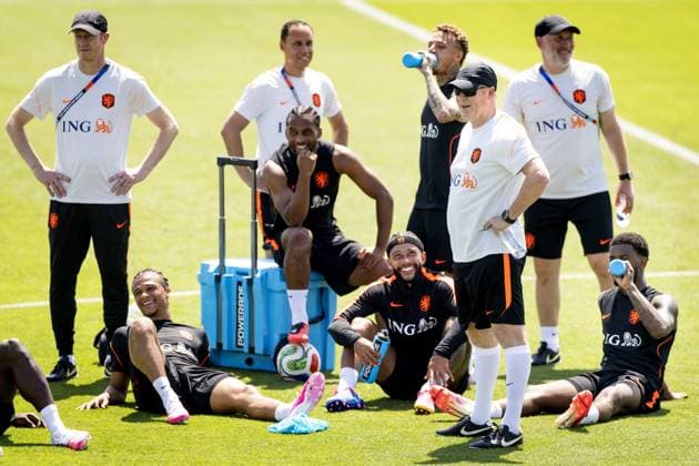 KANSAS CITY - Nathan Ake of the Netherlands, Quinten Timber of the Netherlands, Memphis Depay of the Netherlands, Noa Lang of the Netherlands, Netherlands coach Ronald Koeman and Jorrel Hato of the Netherlands during a training session of the Dutch national team, Nationalteam at Riverside Stadium, on June 10, 2026, in Kansas City. The Dutch national team is preparing for the 2026 FIFA World Cup, WM, Weltmeisterschaft, Fussball KOEN VAN WEEL ANP xVIxANPxSportx xxANPxIVx 560669220 originalFilename: 560669220.jpg