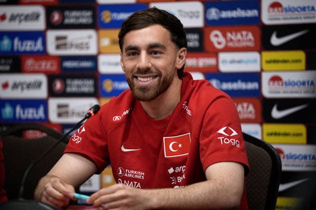 Fußball, FIFA WM 2026, Nationalteam Türkei, Pressekonferenz Turkish National Football Team players hold press conference, PK, Pressekonferenz in Arizona MESA, ARIZONA, UNITED STATES - JUNE 10: Orkun Kokcu and Kerem Akturkoglu (not seen) of the Turkish National Football Team attend a press conference at their team hotel ahead of their upcoming opening match against Australia in Group D of the 2026 FIFA World Cup, WM, Weltmeisterschaft, Fussball in Mesa, Arizona, United States, on June 10, 2026. Tayfun Coskun Anadolu Arizona United States. Editorial use only. Please get in touch for any other usage. Copyright: x2026xAnadoluxTayfunxCoskunx