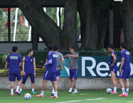 Fußball, FIFA WM 2026, Nationalteam Südkorea, Training FIFA World Cup, WM, Weltmeisterschaft, Fussball 2026 - South Korea training session South Korea head coach Hong Myung-bo (C) gives instructions during a training session in Zapopan, near Guadalajara, Mexico, 10 June 2026, on the eve of a World Cup Group A football match against Czechia. Zapopan Mexico Copyright: xYONHAPx