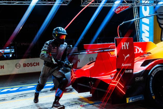 Motorsport, 24 Stunden von Le Mans, Training und Qualifikation #2 24 HEURES DU MANS 2026 - FREE PRACTICE AND QUALIFIYING SESSION 20 FRIJNS Robin (nld), RAST Renà (ger), VAN DER LINDE Sheldon (zaf), BMW M Team WRT, BMW M Hybrid V8 20, Hypercar, action during the Free Practice and Qualifying session of the 24 Hours of Le Mans 2026, 3rd round of the 2026 FIA World Endurance Championship, from June 10 to 11, 2026 on the Circuit des 24 Heures du Mans in Le Mans, France - Copyright: xAndreaxLorenzinax
