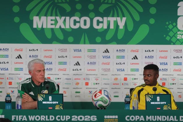 Fußball, FIFA WM 2026, Nationalteam Südafrika, Pressekonferenz June 10, 2026, Mexico City, Ciudad de Mexico, Mexico: South Africa National Football Team Head Coach Hugo Broos and forward Lyle Foster speak during a press conference, PK, Pressekonferenz ahead of the 2026 FIFA World Cup, WM, Weltmeisterschaft, Fussball Group A match between Mexico and South Africa at the Azteca Stadium now known as Mexico City Stadium. on June 10, 2026 in Mexico City, Mexico. Mexico City Mexico - ZUMAe321 20260610_zsa_e321_044 Copyright: xIanxRoblesx
