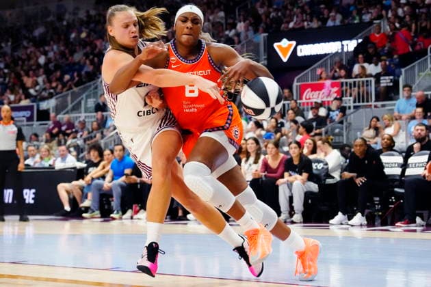 June 10, 2026, Toronto, On, CANADA: Toronto Tempo s Laura Juskaite (2) fouls Connecticut Sun forward Aaliyah Edwards (8) during first half WNBA, Basketball Damen, USA action in Toronto, Wednesday, June 10, 2026. Canada News - June 10, 2026 - ZUMAc35_ 20260610_zaf_c35_205 Copyright: xFrankxGunnx