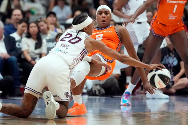 June 10, 2026, Toronto, On, CANADA: Toronto Tempo s Brittney Sykes (20) and Connecticut Sun s Aaliyah Edwards (8) battle for the loose ball during first half WNBA, Basketball Damen, USA action in Toronto, Wednesday, June 10, 2026. Canada News - June 10, 2026 - ZUMAc35_ 20260610_zaf_c35_204 Copyright: xFrankxGunnx