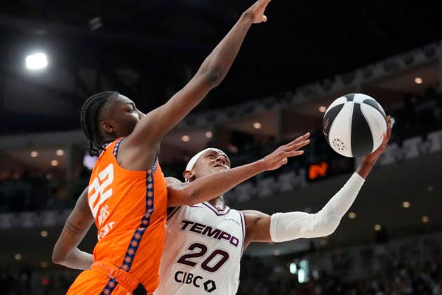 June 10, 2026, Toronto, On, CANADA: Connecticut Sun s Saniya Rivers (22) tries to defend against Toronto Tempo s Brittney Sykes (20) as she drives to the hoop during second half WNBA, Basketball Damen, USA action in Toronto, Wednesday, June 10, 2026. Canada News - June 10, 2026 - ZUMAc35_ 20260610_zaf_c35_208 Copyright: xFrankxGunnx