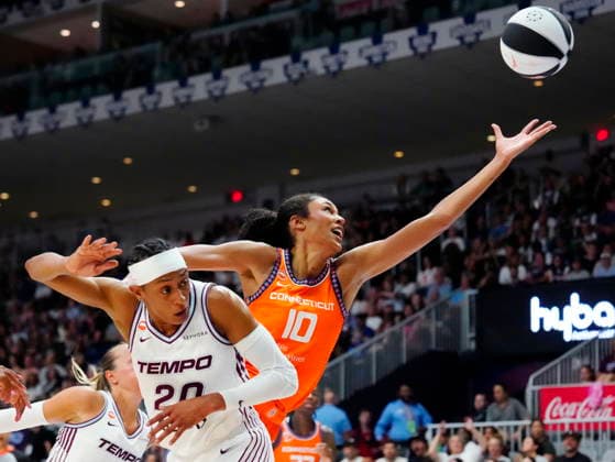 June 10, 2026, Toronto, On, CANADA: Toronto Tempo s Brittney Sykes (20) and Connecticut Sun s Olivia Nelson-Ododa (10) battle for a rebound during first half WNBA, Basketball Damen, USA action in Toronto, Wednesday, June 10, 2026. Canada News - June 10, 2026 - ZUMAc35_ 20260610_zaf_c35_206 Copyright: xFrankxGunnx