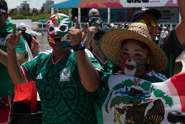 Miami Beach hosts free public kickoff watch party for FIFA World MIAMI BEACH, FLORIDA, UNITED STATES - JUNE 11: Mexican fans, with their faces painted in the colors of the flag and wearing traditional Mexican wrestling masks, celebrate on the beach during the live broadcast of the opening ceremony of the 2026 FIFA World Cup, WM, Weltmeisterschaft, Fussball and the opening match between Mexico and South Africa on giant screens located along the boardwalk in Miami Beach, Florida, on June 11, 2026. Jesus Olarte Anadolu Miami United States. Editorial use only. Please get in touch for any other usage. Copyright: x2026xAnadoluxJesusxOlartex
