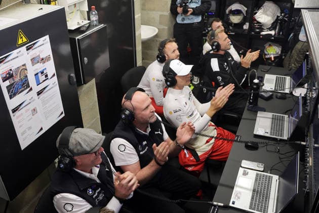 Vincent Voose BEL Team Principal and Co-Owner WRT, Andreas Roos GER Head of BMW M Motorsport, Sheldon van der Linde RSA , Rene Rast GER , Kevin Magnussen DEN and half hidden Rafaello Marchiello SUI applaud the fastest lap of Dries CVanthoor in the pits, Hyperpole, 24 Hours Le Mans Race, France, WEC World Endurance Championship, 11 06 2026, Qualifiyng