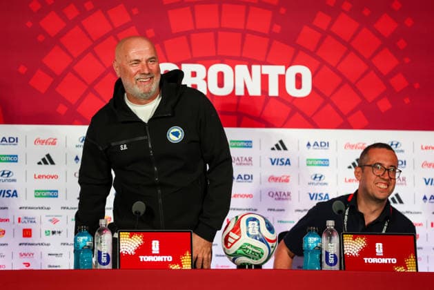 Bosnia and Herzegovina Training And press conference, PK, Pressekonferenz - FIFA World Cup, WM, Weltmeisterschaft, Fussball 2026 Bosnia and Herzegovina national team, Nationalteam head coach Sergej Barbarez shares a laugh while greeting media members during a press conference in Toronto, Ontario, Canada, on June 11, 2026. Players, coaches, and officials meet with members of the media as preparations continue for the FIFA World Cup 2026 at Toronto Stadium. Toronto Canada Copyright: xIndrawanxKumalax originalFilename:kumala-notitle260611_npmh1.jpg