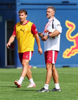 RB Leipzig Training, Bundesliga, Leipzig, August 25, 2026, Cottaweg Training Center, Soccer, Bundesliga, RB LEIPZIG Training, Preseason for the 2026–27 Season, Pictured from left: Willi Orban and Coach Martin Demichelis, RB Leipzig, Picture Point