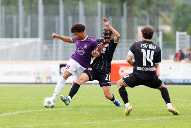 Benjamin Omenlo, 21, TSV Schwaben Augsburg, and Kilian Pittrich, 21, TSV Landsberg, during the match between TSV Landsberg and TSV Schwaben Augsburg, soccer, men s, Toto Cup, 2026–2027, Round of 16 on August 25, 2026, in Landsberg am Lech, Sportpark Bayern, Germany