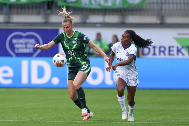 From left: Sarai Linder of VfL Wolfsburg, 39, and Toni Payne of Inter Milan, 17, in a one-on-one battle, duel, dynamic moment, action, game scene, August 26, 2026, Wolfsburg, Germany, soccer, UEFA Women s Champions League, VfL Wolfsburg vs. Inter Milan xobx