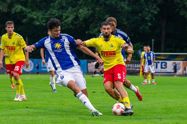 Ibrahim Temin, SV Atlas Delmenhorst, 5; Jamil Najjar, BSV Kickers Emden, 44; German Soccer, Regionalliga Nord, 2026–27 Season, Matchday 5, August 26, 2026; SV Atlas Delmenhorst vs. BSV Kickers Emden, Stadium on Düsternortstraße, Delmenhorst, Lower Saxony Copyright: xLeonxFrickx