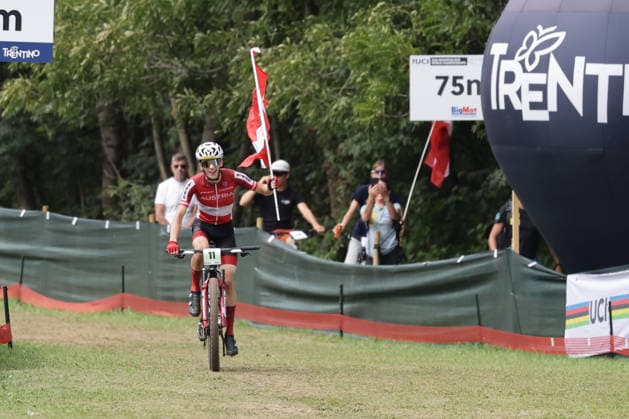 August 27, 2026, Daolasa di Commezzadura, Val di Sole Bikeland, 2026 UCI MTB World Championships, Men s Junior XCO (Cross Country Olympic), Michael Hettegger (11, AUT) finishing in second place in Daolasa di Commezzadura, Val di Sole Bikeland, Trento, Italy Copyright: xJustPictures.ch FrancescoxMinghettix jp-en-FrMi-MNG_0327