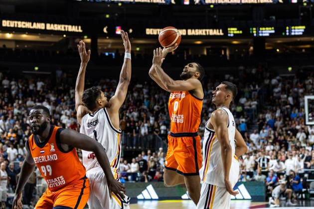 August 27, 2026, GER, FIBA 2027 Basketball World Cup, European Qualifiers, Cologne, Germany vs. Turkey, Anton Bonke, Netherlands, 9, Oscar Da Silva, Germany, 1, Cologne, LANXESS arena, North Rhine-Westphalia, Germany