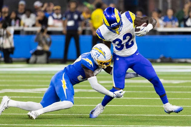 August 27, 2026, Inglewood, California, USA: Los Angeles Rams Running Back Jordan Waters (32) escapes a tackle-attempt by Los Angeles Chargers Cornerback Isas Waxter (37) during an NFL, American Football Herren, USA football preseason game, in Inglewood, Calif. on Thursday August 27, 2026. NHL, Eishockey Herren, USA 2026: LA Rams 20:18 LA Chargers - ZUMAc68_ 20260827_zaf_c68_031 Copyright: xRingoxChiux