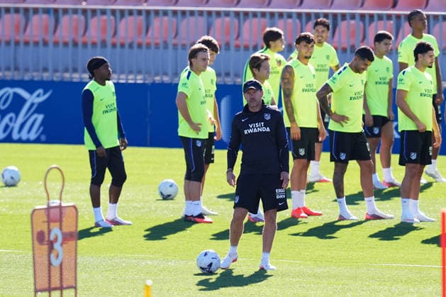 August 28, 2026, Madrid, Madrid, Spain: Diego Pablo Simeone, head coach of Atletico de Madrid, during a training session of Atletico de Madrid ahead the Spanish League, LaLiga EA Sports, match against Sevilla FC at Ciudad Deportiva Wanda Atletico de Madrid on August 28, 2026, in Madrid, Spain. Atletico De Madrid Training Session - Laliga Ea Sports - ZUMAa181 20260828_zaa_a181_034 Copyright: xDennisxAgyemanx