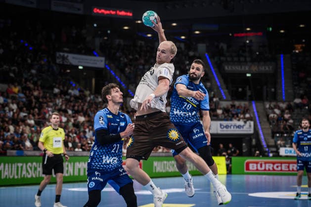 Fynn Hangstein (Bergischer HC, 10) prevails over Jorick Pol (TVB Stuttgart, 21, left) and Mohamed Amine Darmoul (TVB Stuttgart, 70, right) GER, TVB Stuttgart vs. Bergischer HC, Opel HBL, Handball, Bundesliga, Matchday 1, 2026–2027 season, August 28, 2026 GER, TVB Stuttgart vs. Bergischer HC, Opel HBL, Handball, Bundesliga, Matchday 1, 2026–2027 season, August 28, 2026, Stuttgart Copyright: xSandyxDinkelackerx EP_SDR