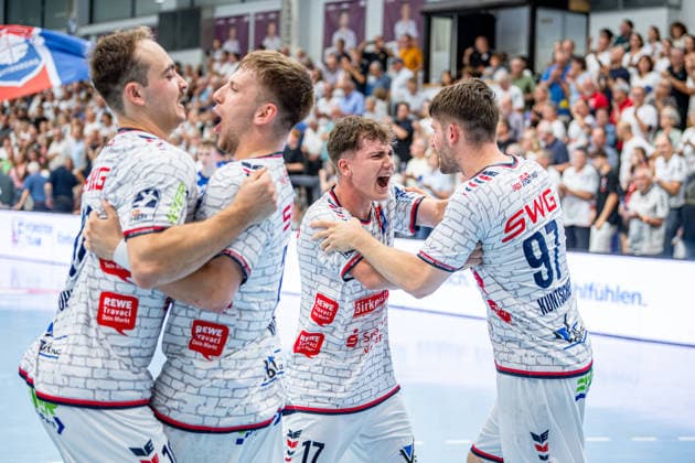 2 HBL TV Hüttenberg vs. TV Großwallstadt, August 28, 2026 Phil Spandau, TV Hüttenberg, 17, David Kuntscher, TV Hüttenberg, 97, Paul Ohl (TV Hüttenberg), 10, Tizian Weimer (TV Hüttenberg), 24 2 HBL TV Hüttenberg vs. TV Großwallstadt, August 26, 2028 Copyright: xBEAUTIFULxSPORTS Roeczeyx