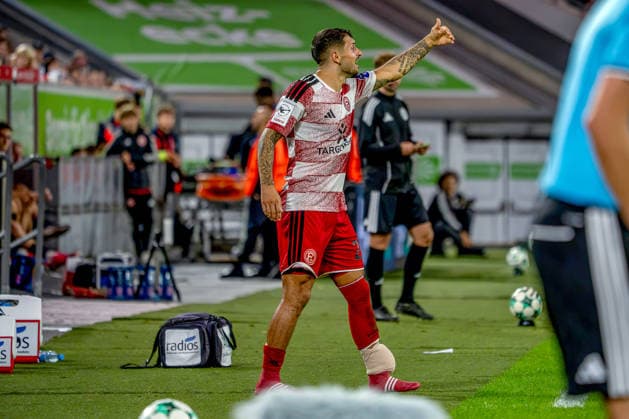 August 28, 2026, xkkux Soccer, Fortuna Düsseldorf vs. VfB Stuttgart II, 3. Liga, Merkur Spiel Arena, 2026–2027 Season: Matthias Zimmermann of Fortuna Düsseldorf, 25, gesturing on the sideline with an injury—a bandage on his leg, foot, and ankle, and an ice pack. DFB regulations prohibit any use of photographs as image sequences and or quasi-video. North Rhine-Westphalia, Germany