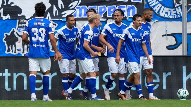 August 29, 2026, Tivoli, Aachen, GER, 3rd Division, Matchday 3: Alemannia Aachen vs. SV Meppen, goal celebration after Cyrill Akono s 0–2 goal for SV Meppen 9, right. DFL regulations prohibit any use of photographs as image sequences and or quasi-video. Aachen, NRW, Tivoli