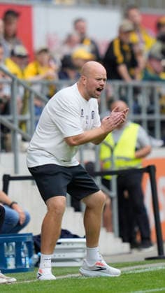 August 29, 2026, Tivoli, Aachen, GER, 3rd Division, Matchday 3: Alemannia Aachen vs. SV Meppen, Lucas Beniermann, coach of SV Meppen, gestures and claps. DFL REGULATIONS PROHIBIT ANY USE OF PHOTOGRAPHS AS IMAGE SEQUENCES AND OR QUASI-VIDEO. Aachen, North Rhine-Westphalia, Tivoli