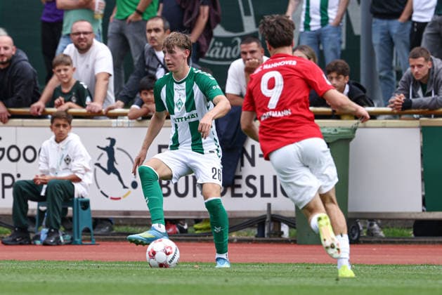 From left: Luca Höcker of SV Werder Bremen II, 26, and Finn Hoffmann of HSC Hannover, 9, in a one-on-one battle; duel; dynamic play; action; game scene; August 29, 2026, Bremen, Germany, soccer, Regionalliga Nord, SV Werder Bremen II vs. HSC Hannover xobx
