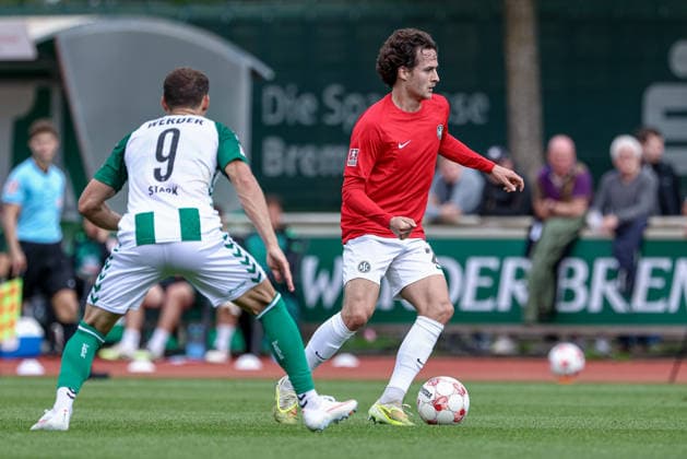 From left: Christian Stark (SV Werder Bremen II), 9, and Yannik Pohlmann (HSC Hannover), 21, in a tackle; duel; dynamic; action; game scene; August 29, 2026, Bremen, Germany, soccer, Regionalliga Nord, SV Werder Bremen II vs. HSC Hannover xobx