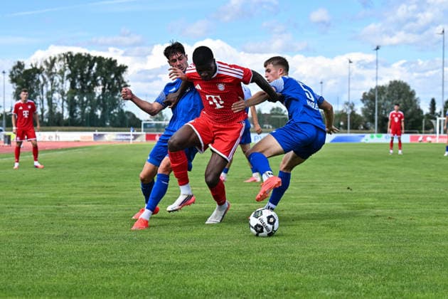 Bavarian Regional League: FV Illertissen vs. FC Bayern Munich II, August 29, 2026, ILLERTISSEN, GERMANY. August 29. From left: Eduard HECKMANN, FV Illertissen 23, Allen Junior LAMBE, FC Bayern Munich II 8, and Alessio HASLER, FV Illertissen 5, during the Bavarian Regional League match between FV Illertissen and the FC Bayern Munich II reserves on Matchday 6 at Illertissen Stadium Copyright: xBEAUTIFULxSPORTS Goldbergx