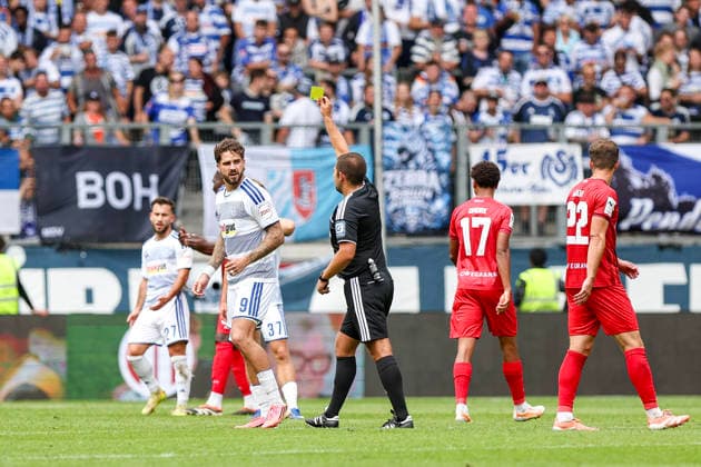 August 29, 2026, GER, Soccer, Men s, 3rd Division, 2026–2027 Season, MSV Duisburg vs. FC Würzburger Kickers, Lex Tyger Lobinger, Duisburg receives a yellow card from referee Niclas Rose, Duisburg Schauinsland Arena, North Rhine-Westphalia, Germany Copyright: xAdrianxSchlüterx