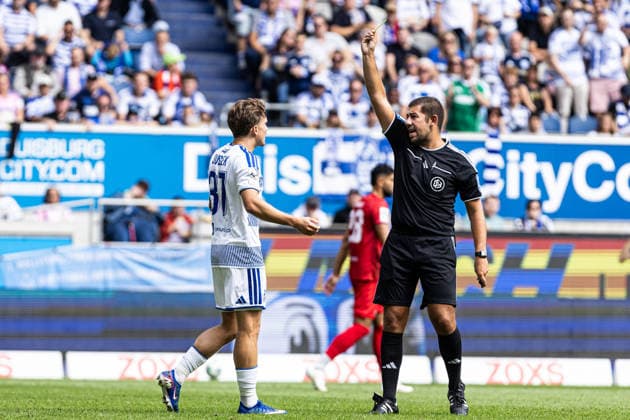 3rd Division, Matchday 3: MSV Duisburg vs. Würzburger Kickers, August 29, 2026, Patrick Sussek (MSV Duisburg), 37 receives a yellow card from referee Niclas Rose, Satow, 3rd Division, Matchday 3: MSV Duisburg vs. FC Würzburger Kickers at Schauinsland Reisen Arena, Duisburg, August 29, 2026. DFB regulations prohibit any use of photographs as image sequences and or quasi-video. Copyright: xBEAUTIFULxSPORTS Buriakovx