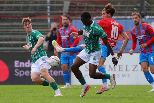August 29, 2026, GER, Regionalliga Nord, Soccer, Matchday 6, 2026–2027 Season, VfB Lübeck vs. SV Drochtersen Assel; Joel Amadi (VfB Lübeck, No. 37) in a tackle against Christopher Schepp (SV Drochtersen Assel, No. 10); Bjarne Pfundheller (VfB Lübeck, No. 06); Lübeck; Dietmar Scholze Stadium at the Lohmühle SH, Germany Copyright: xnordphotoxGmbHx xTauchnitzx