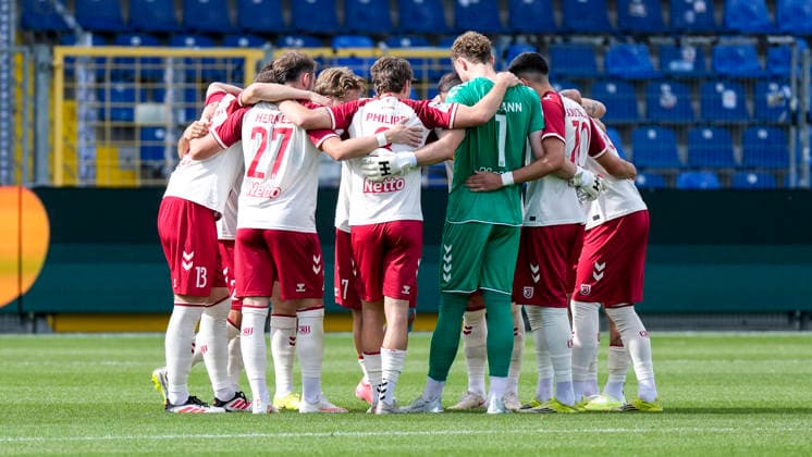 Players from SSV Jahn Regensburg gather in a team huddle before kickoff; huddle, team huddle, concentration, camaraderie, pep talk, motivation, August 29, 2026, Sinsheim, Germany, soccer, 3rd Division, TSG 1899 Hoffenheim II vs. SSV Jahn Regensburg, DFB and DFL regulations prohibit any use of photographs as image sequences and or quasi-video xozx
