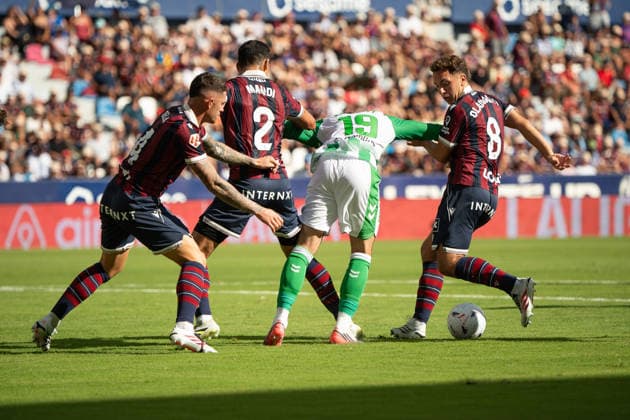August 29, 2026, Valencia, Alicante, Spain: VALENCIA, SPAIN - AUGUST 29: 19 TROY PARROTT fight the ball in front of 8 OLASAGASTI, 2 AISSA MANDI and 4 ADRIAN DE LA FUENTE DELA during the match between Levante UD and Real Betis, from LaLiga EASports, matchweek 3, disputed at the Ciutat de Valencia, Valencia Soccer 2026: Levante UD Vs Real Betis - ZUMAc290 20260829_zsp_c290_015 Copyright: xJordixCantox