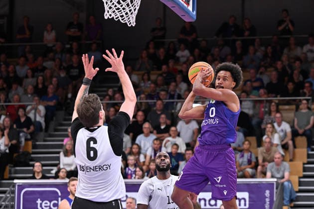 BG Göttingen vs. Löwen Braunschweig Basketball, Men s Exhibition Game, BG Göttingen vs. Löwen Braunschweig, Sparkassen Arena, Nils Schmitz (right), BG Göttingen shoots over Ferdinand Zylka (left), who is blocking the shot, Löwen Braunschweig, Göttingen, Lower Saxony, Germany