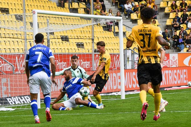 Cyrill Akono, SV Meppen, 9; Matti Wagner, Alemannia Aachen, 3; tackle, duel, dynamic, action, August 29, 2026, Aachen, Germany; soccer, 3rd Division, TSV Alemannia Aachen vs. SV Meppen, soccer, 3rd Division, TSV Alemannia Aachen vs. SV Meppen, DFB and DFL regulations prohibit any use of photographs as image sequences and or quasi-video xmhx