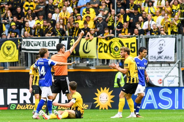 Referee Felix Grund shows Niclas Nadj of SV Meppen (No. 40, on the right) a yellow card for a foul on Danilo Wiebe of Alemannia Aachen (No. 28, lying on the ground); yellow card, warning, 29 August 2026, Aachen, Germany, soccer, 3rd League, TSV Alemannia Aachen vs. SV Meppen, soccer, 3rd League, TSV Alemannia Aachen vs. SV Meppen, DFB and DFL regulations prohibit any use of photographs as image sequences and or quasi-video xmhx