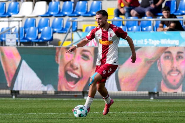 Oscar Schönfelder, Regensburg, age 7, with the ball, cutout, full-body, single frame, single photo, action, August 29, 2026, Sinsheim, Germany, soccer, 3rd Division, TSG 1899 Hoffenheim II vs. SSV Jahn Regensburg, DFB and DFL regulations prohibit any use of photographs as image sequences and or quasi-video xozx