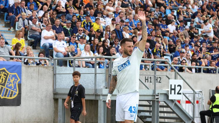 August 30, 2026, xrekx, Soccer 3rd Division, 1. FC Saarbrücken vs. Hansa Rostock, Leon Dajaku, FC Hansa Rostock gives instructions, gesticulates, waves his arms, corner kick, Saarbrücken