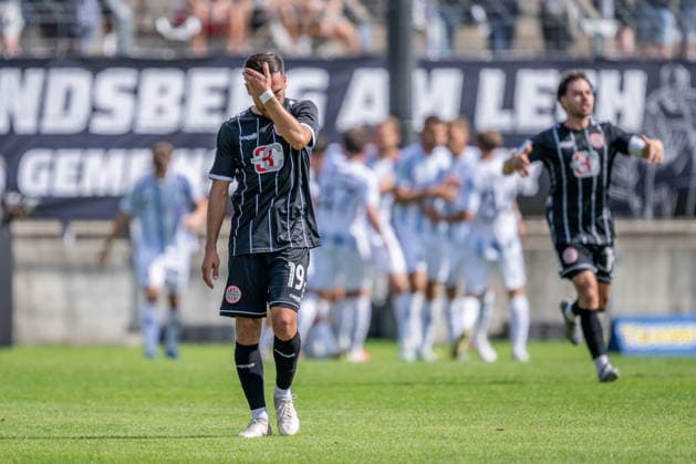 Furkan Kircicek of TSV 1882 Landsberg, 19, is fed up, while in the background the Lions celebrate their 1-0 goal. GER, TSV 1860 Munich vs. TSV Landsberg 1882, Soccer, Bavarian Regional League, Matchday 6, 2026–2027 season, August 30, 2026. DFL and DFB regulations prohibit any use of photographs as image sequences and or quasi-video. Photo: HMB Media, Heike Feiner Copyright: HMBxMedia HeikexFeiner
