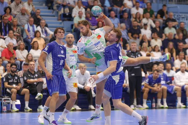 August 30, 2026, xtgx, Opel HBL Handball, VfL Gummersbach vs. SC Magdeburg emspor, from left: Albin Lagergren (Magdeburg), 21 takes a shot, goal scorer, scores a goal, goal, scores the goal against Gummersbach