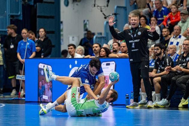 Opel Handball Bundesliga, VfL Gummersbach vs. SC Magdeburg, August 30, 2026, Nikola Roganovic VfL Gummersbach 23, Albin Lagergren SC Magdeburg 21, Gudjon Valur Sigurdsson, coach of VfL Gummersbach Opel Handball Bundesliga, VfL Gummersbach vs. SC Magdeburg, August 30, 2026 Copyright: xBEAUTIFULxSPORTS Erlhofx