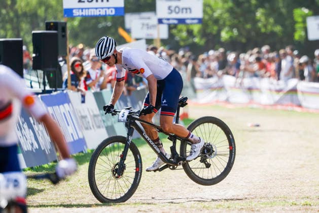 TRENTO, ITALY, AUGUST 30 — Charlie Aldridge of Great Britain crosses the finish line with a 360, his signature move, during the UCI Mountain Bike World Championships Men s Elite Cross-Country event at Val di Sole on August 30, 2026, in Trento, Italy. Trento, Val di Sole, Trento, Italy Copyright: xJustPictures.ch FrancescoxMinghettix jp-en-EuSpIm-JP6_FRM_UCIWC_ManXCO_30Aug_000346
