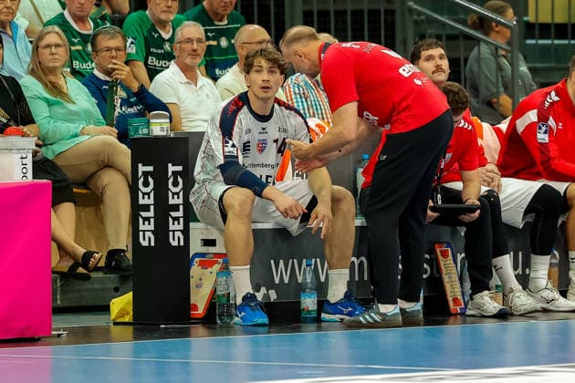 Hartmut Mayerhoffer, head coach of SG BBM Bietigheim, gives instructions to Fynn Luca Nicolaus of SG BBM Bietigheim; 14 HSG Wetzlar vs. SG BBM Bietigheim, handball, OPEL HBL, Matchday 1, 2026–2027 season, August 30, 2026: HSG Wetzlar vs. SG BBM Bietigheim, Handball, OPEL HBL, Matchday 1, 2026–2027 Season, August 30, 2026, Wetzlar Copyright: xEibner-Pressefotox EP_JHR