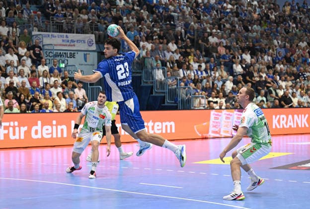 VfL newcomer Nikola Roganovic, 23, of VfL Gummersbach, drives through the circle and scores. GER, VfL Gummersbach vs. SC Magdeburg, 1 Handball, Opel Bundesliga, VfL Gummersbach, 1st Division, 2026–2027 season, Matchday 1, Schwalbe Arena, Gummersbach, August 30, 2026 GER, VfL Gummersbach vs. SC Magdeburg, Handball, Opel Bundesliga, VfL Gummersbach, 1st Division, 2026–2027 season, Matchday 1, Schwalbe Arena, Gummersbach, August 30, 2026, Gummersbach Copyright: xEibner-Pressefoto JuergenxAugstx EP_JAT